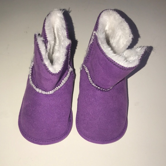 Infant Girl’s UGG Crib Boots - Picture 1 of 7